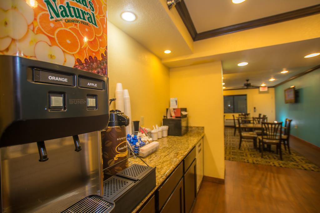 Мотель Super 8 By Wyndham Oklahoma Airport Fairgrounds West Экстерьер фото
