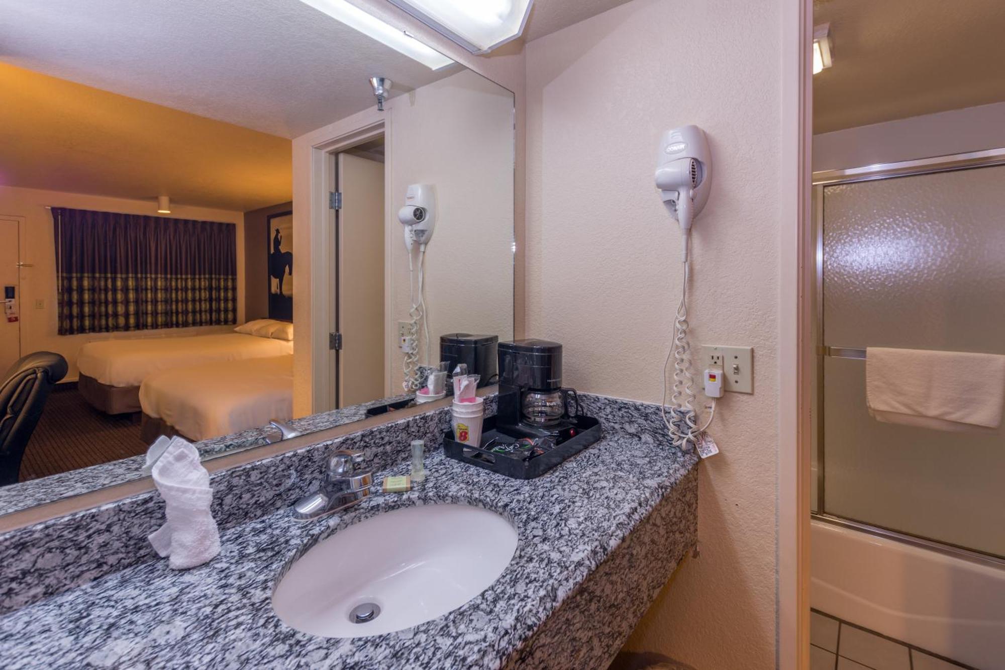 Мотель Super 8 By Wyndham Oklahoma Airport Fairgrounds West Номер фото