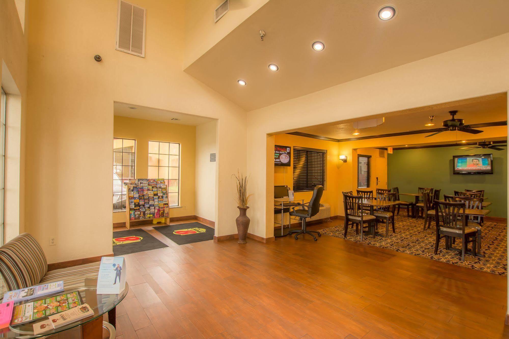 Мотель Super 8 By Wyndham Oklahoma Airport Fairgrounds West Экстерьер фото